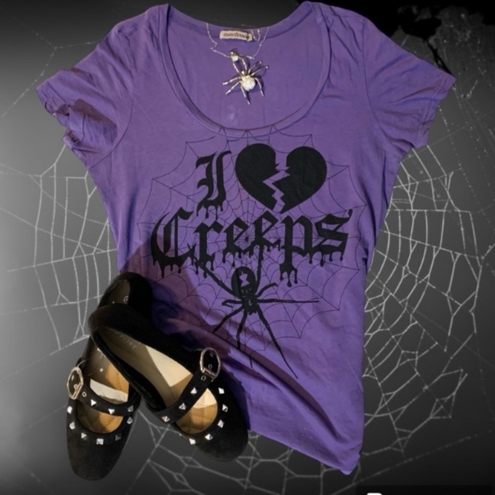 "I 🖤 Creeps" purple short sleeve graphic tee with
spider/web graphic front- M